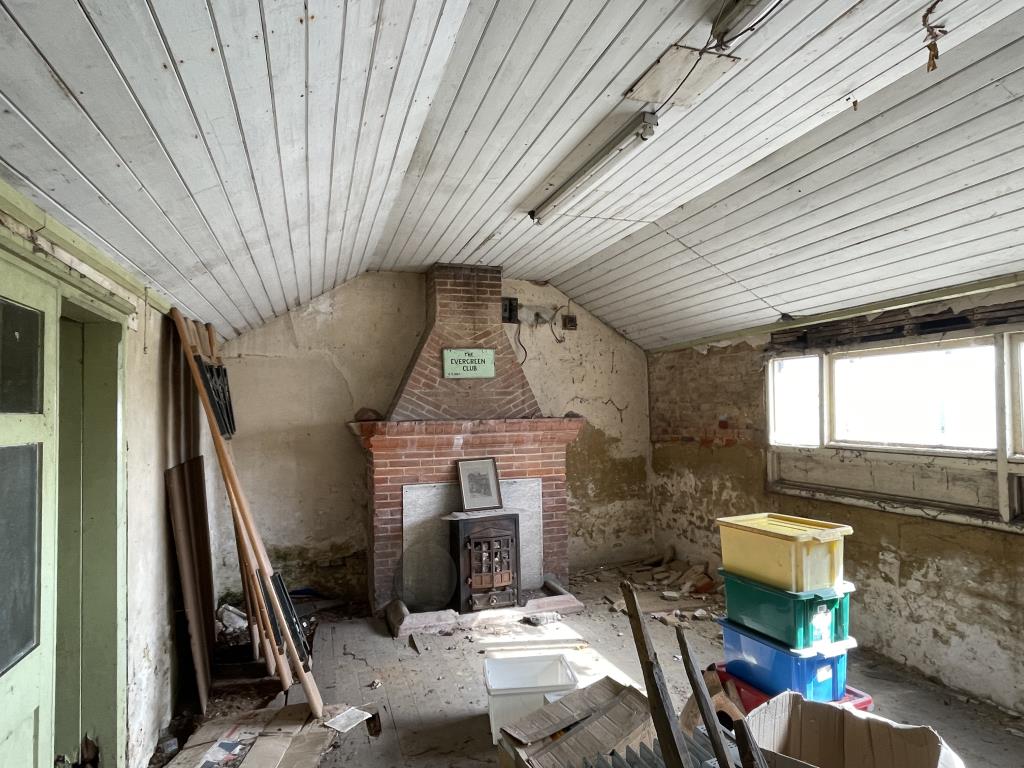 Lot: 124 - SMALL DETACHED BUILDING PREVIOUSLY USED FOR STORAGE - view of main room inside small detached building